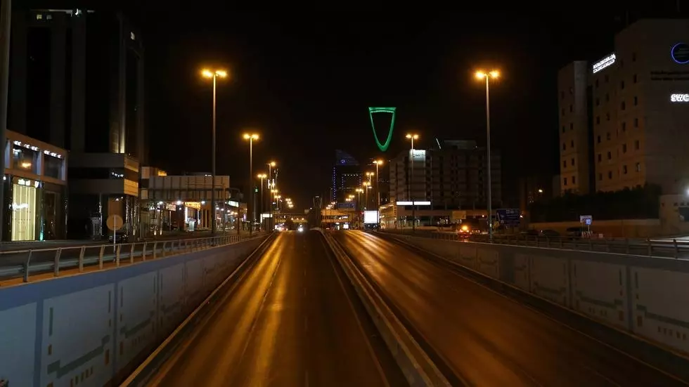 شوارع الرياض خالية من السيارات بعد فرض حظر التجول، 24 مارس/آذار 2020.