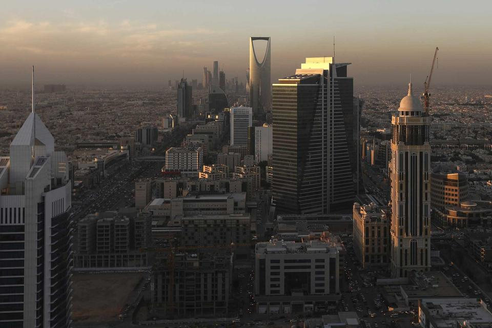 حزمة قرارات سعودية: إعفاء المقيمين من المقابل المالي ومبادرات بأكثر من 70 مليار ريال لمواجهة تحدي كورونا