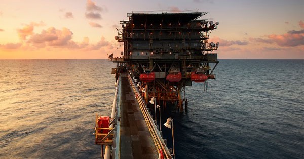 تبدأ رحلة معظم الصادرات النفطية من شرق الوطن العربى عن طريق تبدأ رحلة معظم الصادرات النفطية من شرق الوطن العربى عن طريق