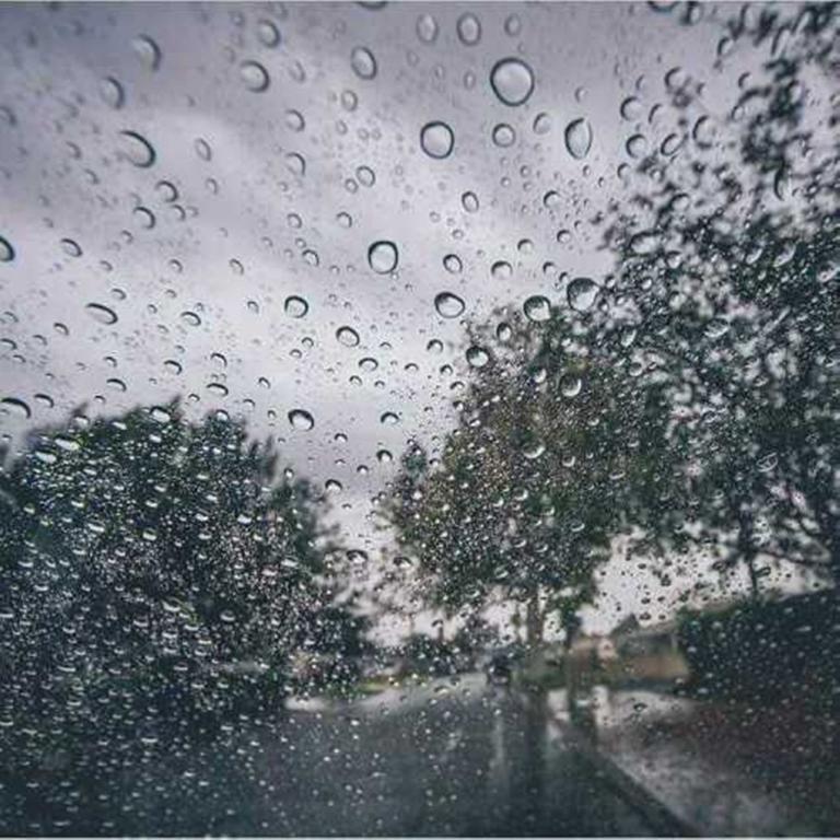إجابة حل لغز شي يشوف المطر والمطر يطق عليه ولكن ما يلمسه