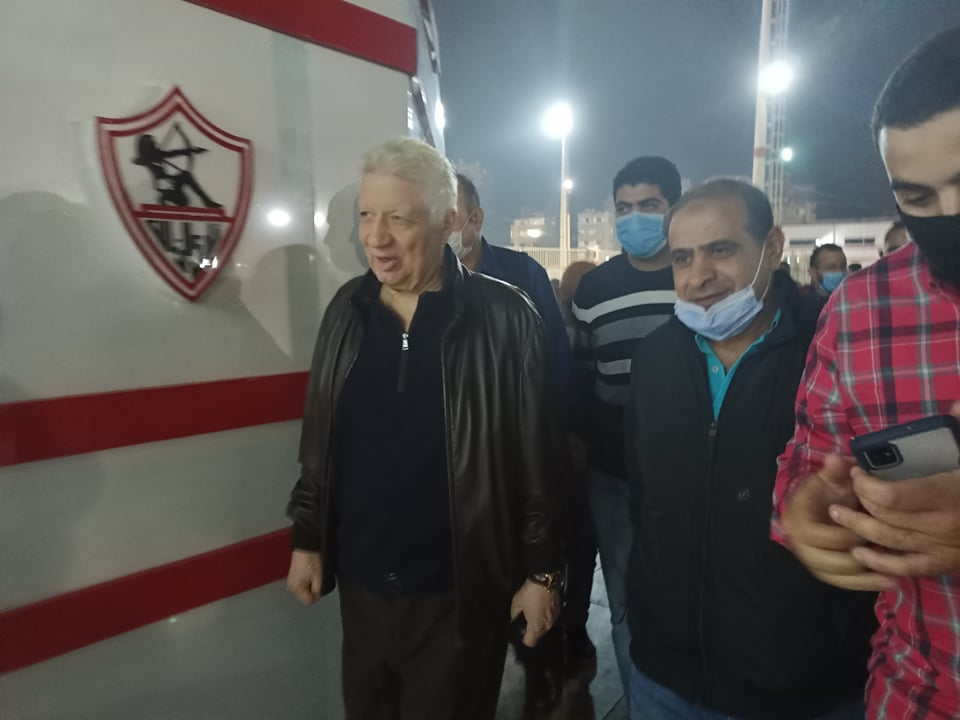ربما تحتوي الصورة على: 3 أشخاص ، أشخاص واقفون