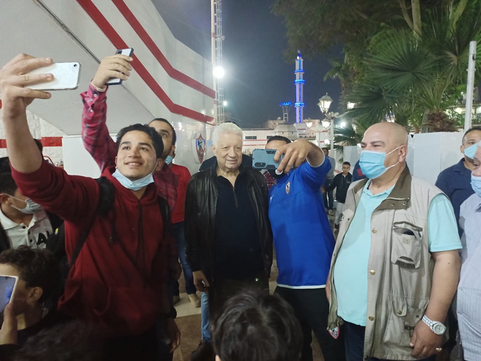 ربما تحتوي الصورة على: 3 أشخاص ، أشخاص يقفون و في الهواء الطلق