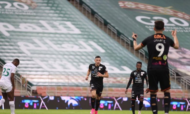 ويتصدر الشباب الدوري السعودي بعد تعادله مع الأهلي جدة. ويتصدر الشباب الدوري السعودي بعد تعادله مع الأهلي جدة.