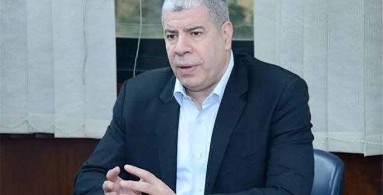 يهاجم شوبرت جاساما ويصفه بأنه طفل ضال كهف. أحمد شوبرت