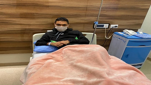 وخضع حسين الشحات لعملية جراحية وغاب عن الأهلي لمدة 10 أيام. وخضع حسين الشحات لعملية جراحية وغاب عن الأهلي لمدة 10 أيام.