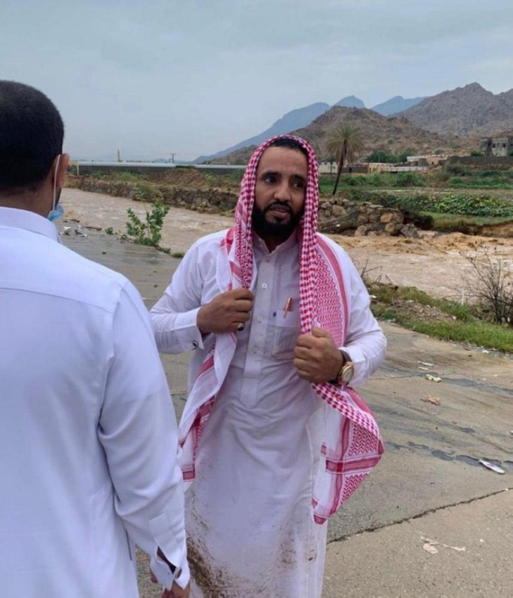 صورة عامر الشهري الذي أنقذ طفل الفيضان