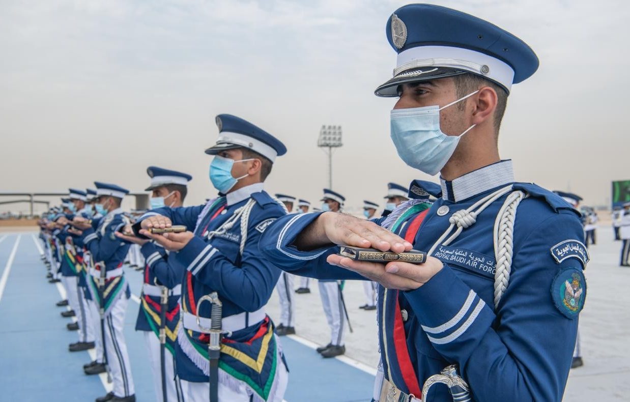 الملك فيصل يرتدي الكلية الجوية