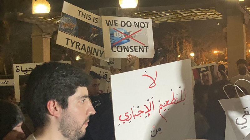 شيخ من الأسرة الحاكمة في الكويت يحمل “ساطور” ويقتحم ساحة الإرادة أمام مجلس الأمة‎‎
