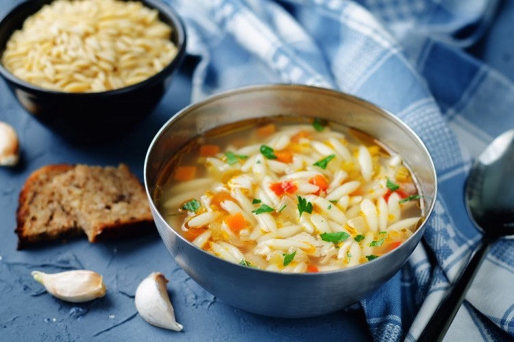 بمكونات بسيطة ، اصنع شوربة أرز لذيذة دافئة في الشتاء.