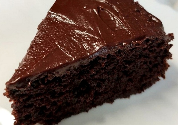 كعكة الشوكولاتة مع صلصة الشوكولاتة بأسعار معقولة